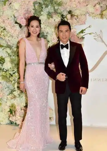 原创汪诗诗不愧是模特出身穿长裙携老公亮相比对下甄子丹成小矮人