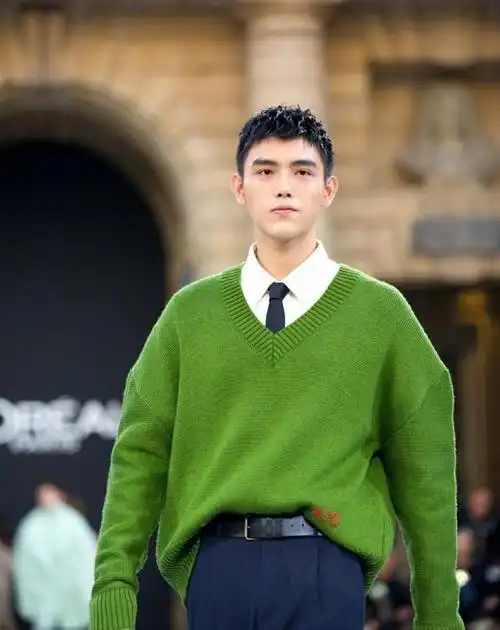 衬衫|领带|内搭|牛仔裤|肖战_网易订阅