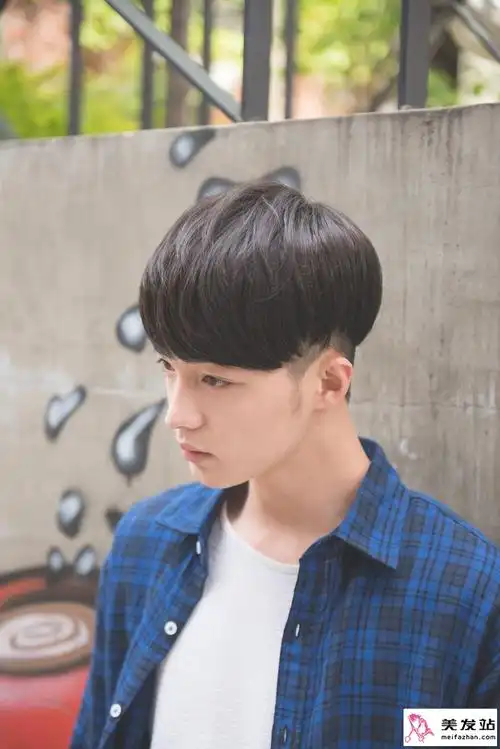 男生头发两侧内掏空发型设计 微卷锅盖头帅爆[16p]