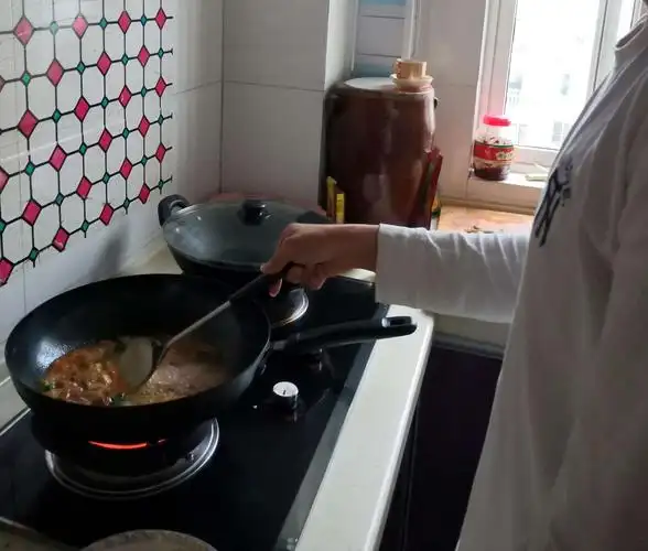 这就是他炒菜的过程.不过依然可以看出来,我们还不是很熟练.