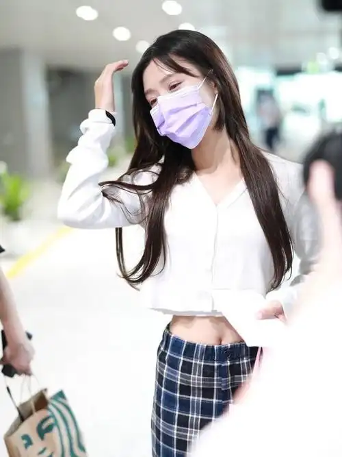 陈意涵穿着白色露脐装搭配格纹裤,一袭穿搭淑女范十足