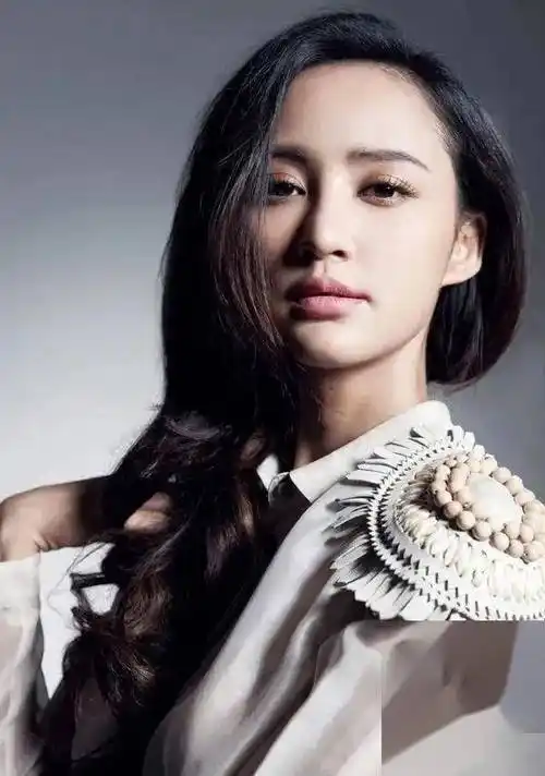 张歆艺新写真,每一帧都是迷人的挑战,你顶得住吗?