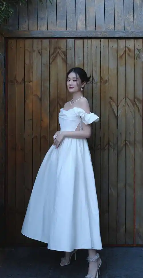 乔欣婚纱照,身穿白色一字肩纱裙,一眼就给人一种坠落感_表演_照片