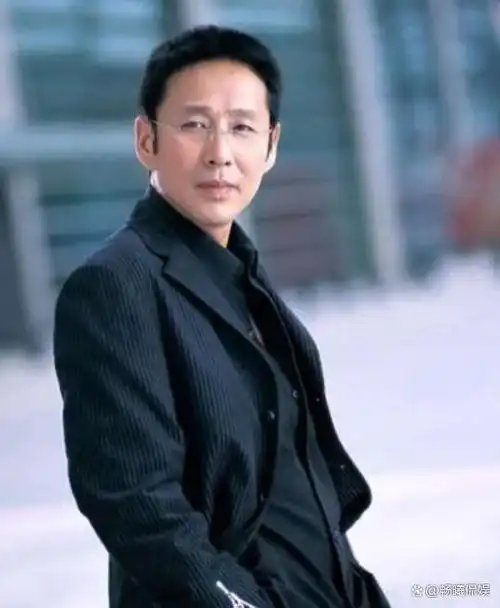 68岁陈道明被偶遇头发胡子已全白穿500元真丝t很接地气