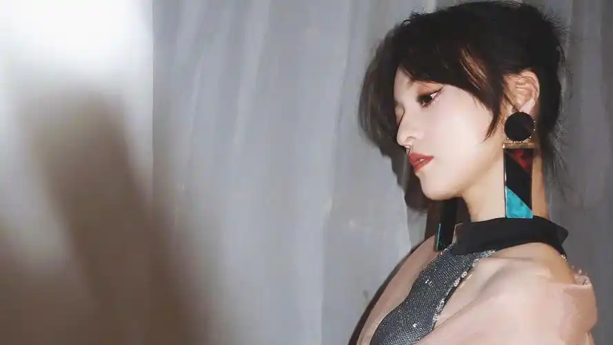 桌面壁纸 美女 女星模特 > 张韶涵图片壁纸