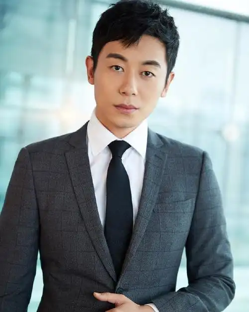 有种"整容"叫朱亚文留刘海,硬汉形象全无,秒变"韩国欧巴"