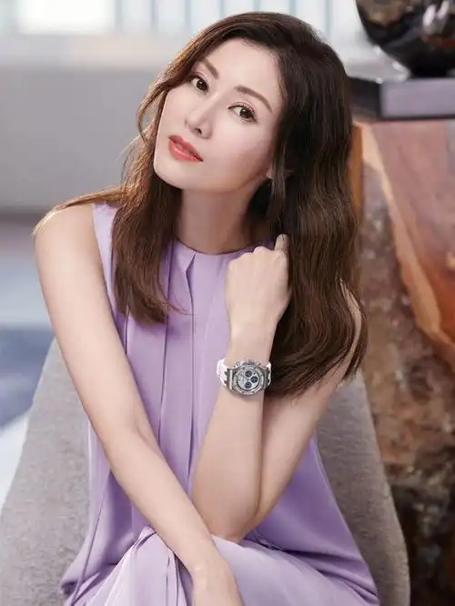 李嘉欣一家三口开派对,穿粉丝袜有点土,儿子一嘴龅牙太影响颜值|粉色