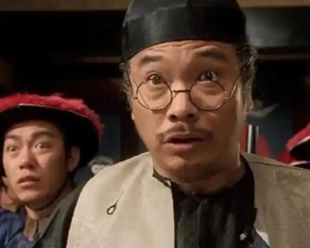 原来我们都被周星驰骗了,黄金配角吴孟达年轻时照片,颜值丝毫不输小