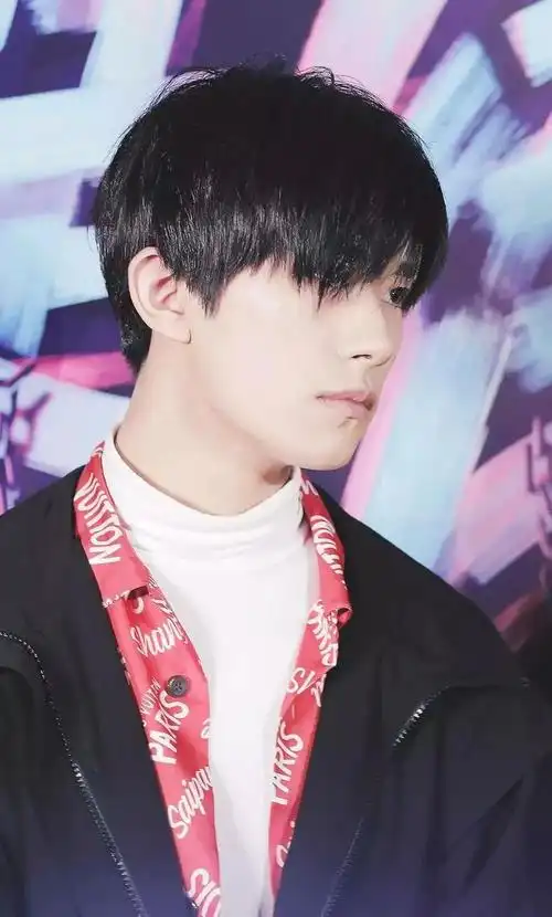 易烊千玺出席街舞决赛录制,他的遮眼的长发造型让粉丝眼前一亮