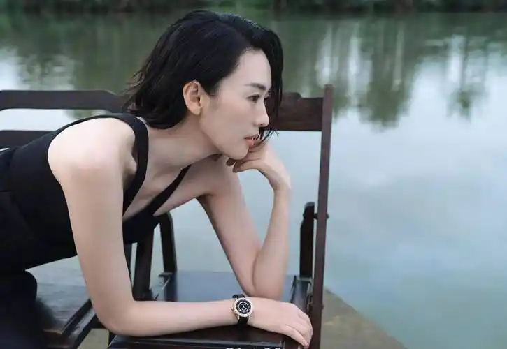 童瑶湖边湿漉漉的大头发,穿绿色短裤玩弄少了的屁股,优雅高贵,妩媚