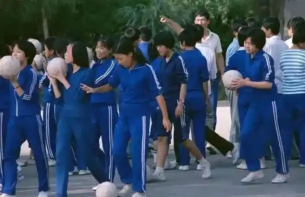 当时的年轻人几乎人手一件,甚至成为很多学校的官方校服.