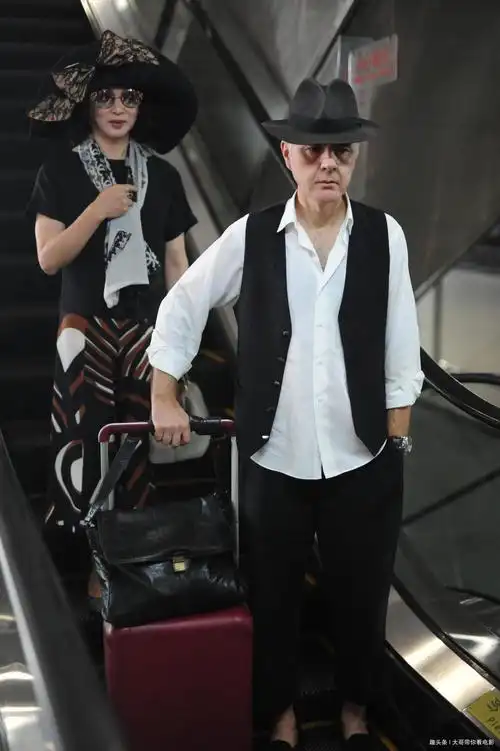 金星携老公复婚后首现身汉斯高大威猛绅士范十足