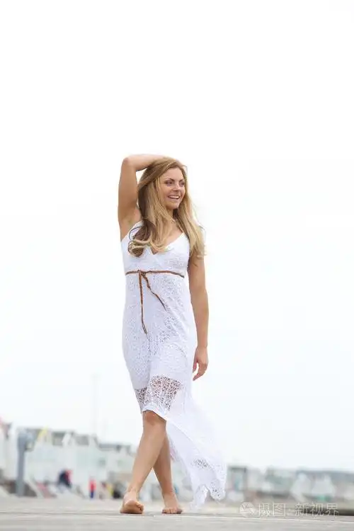 幸福的年轻女人在户外赤脚行走