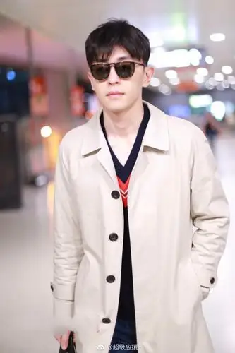 邓伦戴墨镜穿风衣现身机场皮肤白皙帅气十足网友就想问你冷吗