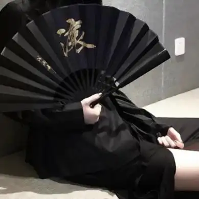 手拿扇子女头像高清酷酷的拿扇子头像女生图片
