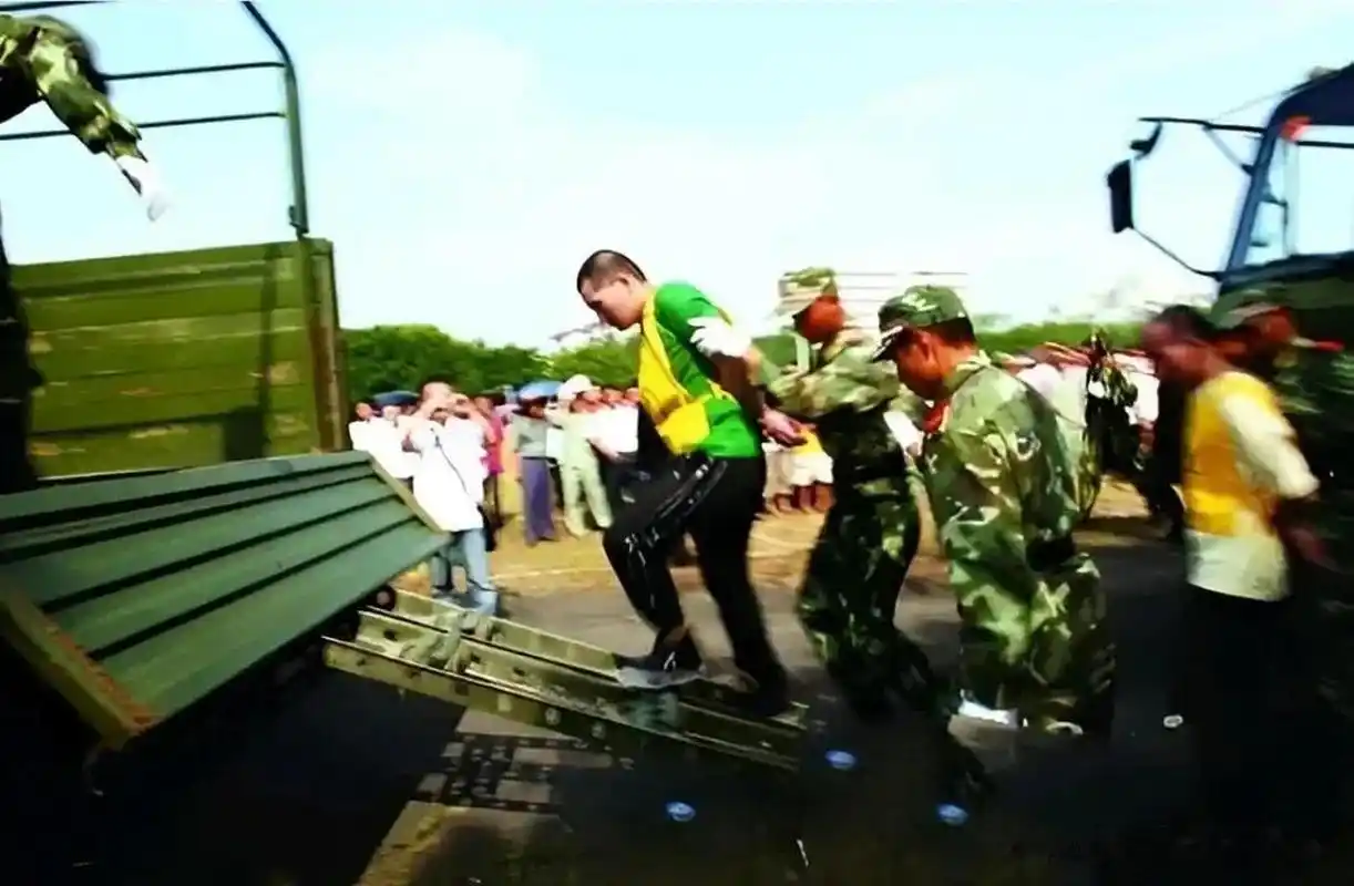 东莞,几名死刑犯正被押往当地的牛山刑场.