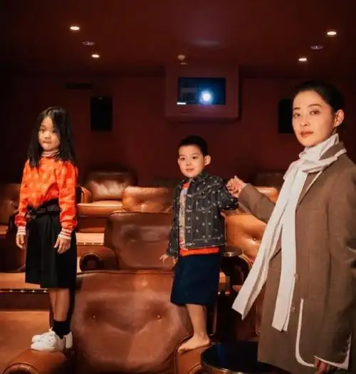 梅婷带女儿儿子拍大片,女儿俏丽,儿子可爱,妈妈造型百变好稳重