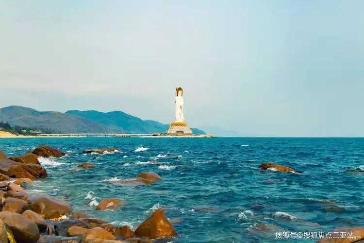 星级酒店10 ,a级旅游景点5 政府机构5个,医院12 ,商场8 距离海边约80m