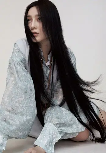 范冰冰一头乌黑长发自拍 对镜wink自称冷冷子