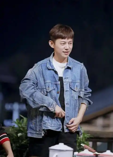 何炅老师收粉丝金条按摩椅,上《快乐大本营》有必要送礼吗?