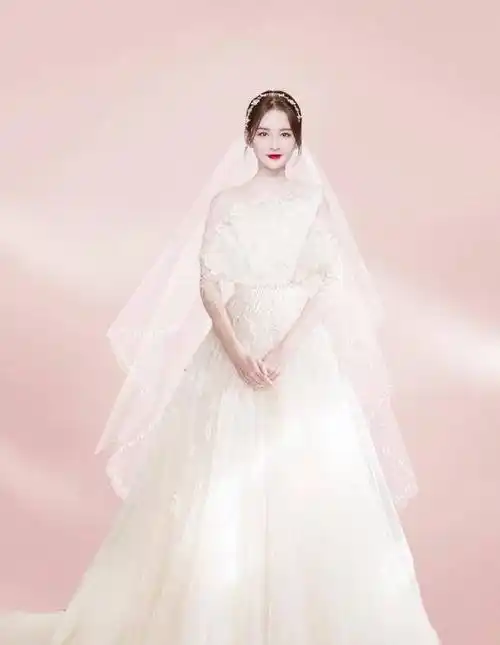 原创女明星穿婚纱赵丽颖戴墨镜迪丽热巴时尚杨紫这回穿对了