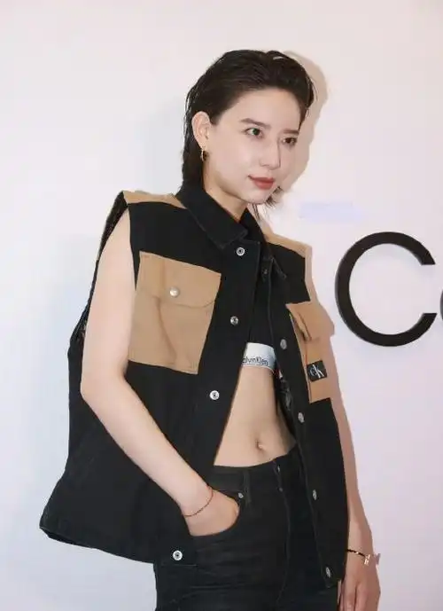 李斯丹妮搭配潮流脚踩白色运动鞋气质真好