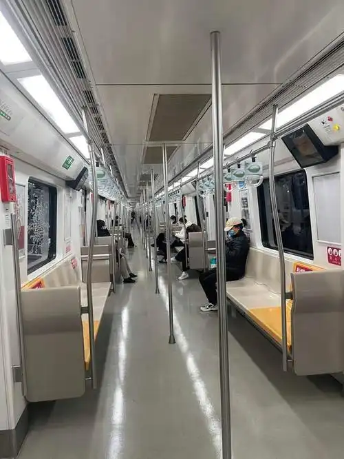 北京现在阳性患者越来越多了,从朋友圈里的晒阳情况看,基本上有一多半