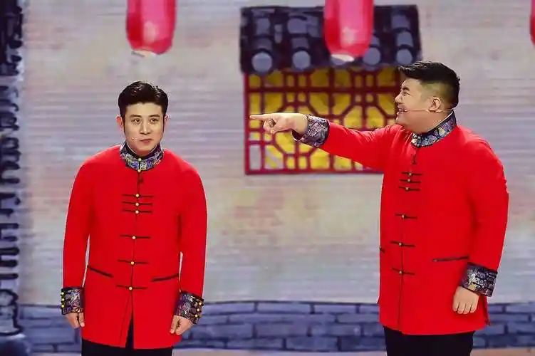 在今年的央视春晚上,相声演员高晓攀与搭档尤宪超凭借《姥说》给全国