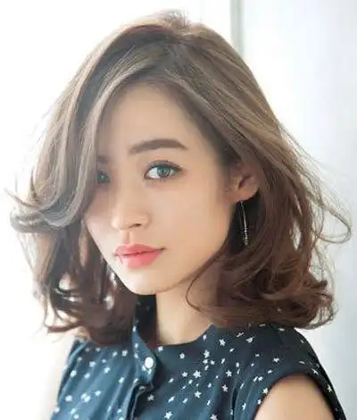 发型脸型 大脸 >> 脸大烫什么发型好看 大脸适合的烫发发型图片(2)