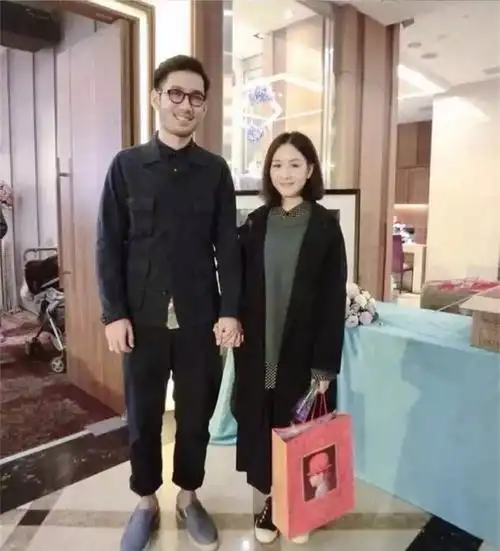 女的不到一米六,男的将近一米九,这对来自台湾的"最萌身高差情侣"是