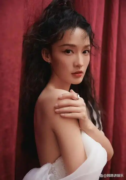 李沁白色抹胸长裙照真的是太好看了吧,大片既视感