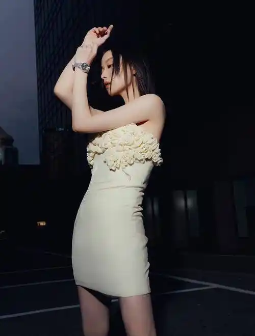 倪妮白色花瓣抹胸连衣裙来袭,俏皮可爱又高级,好身材一览无遗_气质