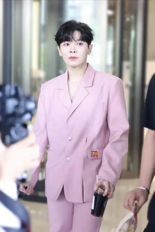 尤长靖披哥上班饭拍路透  粉色v领西装造型清爽帅气!
