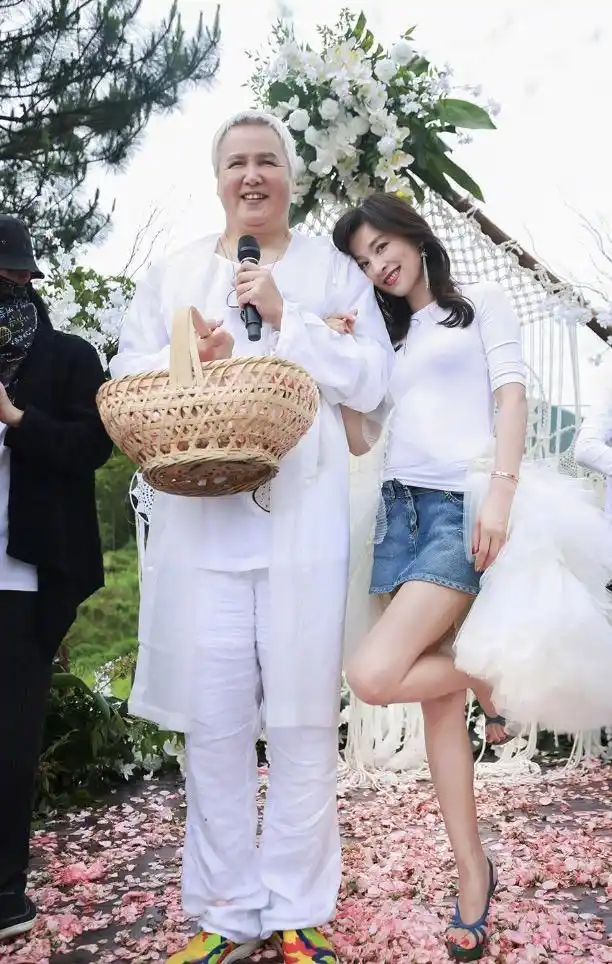 张庭老公林瑞阳嘟嘴配合员工为自己涂口红,还搭着女员工肩膀合影