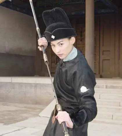 与刘德华一起主演的影片《老鼠爱上猫》中,张柏芝女扮男装,玉树临风