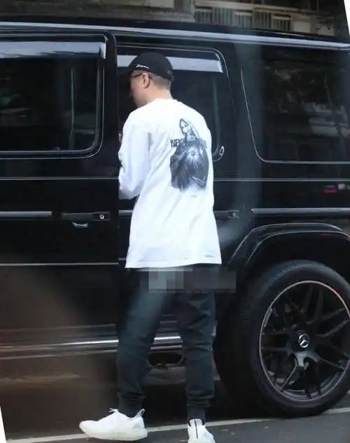 原创成龙儿子房祖名近况曝光抽雪茄开豪车下半年已有全新演艺计划