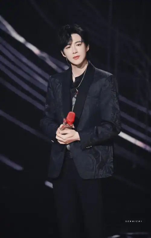 刘宇宁舞台错位图,看到这张图还以为是个鼻涕泡!真的太可爱了!