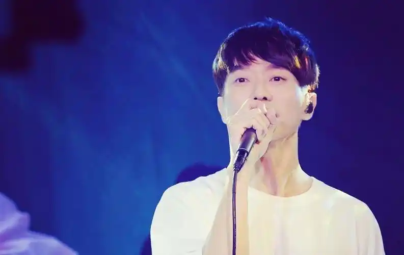 微笑王子张栋梁红极一时退出娱乐圈现在的他还好吗