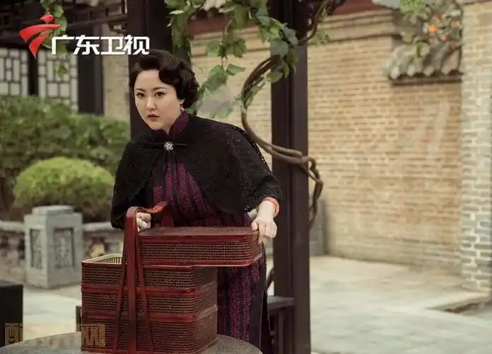 《老酒馆》剧照马程程媒体评价:马程程凭借着优质的天赋和扎实的表演