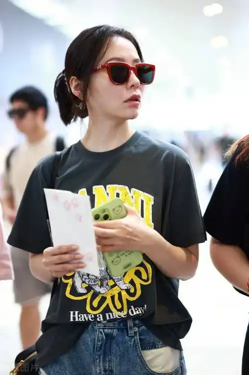 张靓颖素颜走机场,穿宽松t恤看不出傲人身材,墨镜遮面休闲帅气_服装