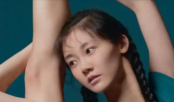 回顾钟楚曦被冯小刚捧红成龙接着捧年纪轻轻就被大佬们青睐