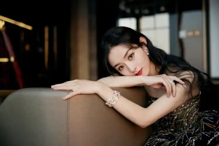 2021年,赵丽颖官宣结束了与冯绍峰的三年婚姻,一句话,"日子很长,过去