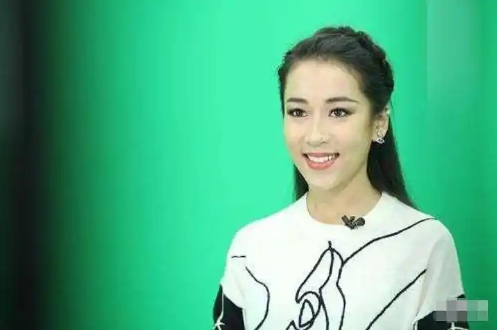 黑白吉克隽逸哪个更美?网友:p白后刷新了我的认知