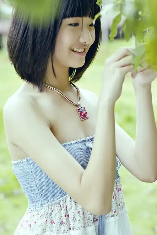 13岁的小姑娘,青春刚开始绽放 笑的很甜,有点小淘气 想起了当年的我