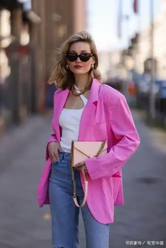 时尚街拍:粉色西装搭配牛仔裤清爽帅气