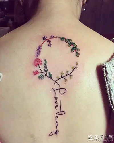 女生后背纹身图案欣赏八张清新唯美的背部纹身2