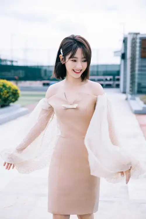 邢菲香槟泡泡袖礼裙优雅写真
