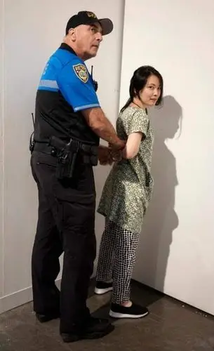 亚裔女子迈阿密艺术展上被刺被当成行为艺术