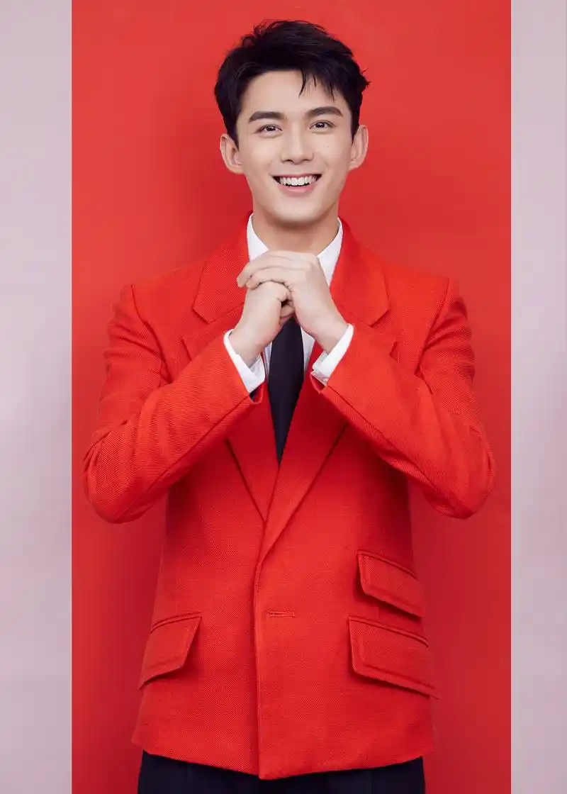 一袭红衣,喜迎红火中国年.少年吴磊再登春晚,辞旧迎新共度佳节