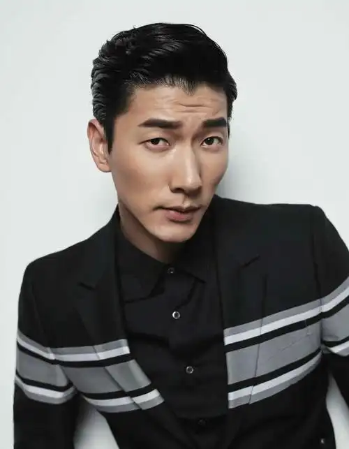 颧骨凸的男明星